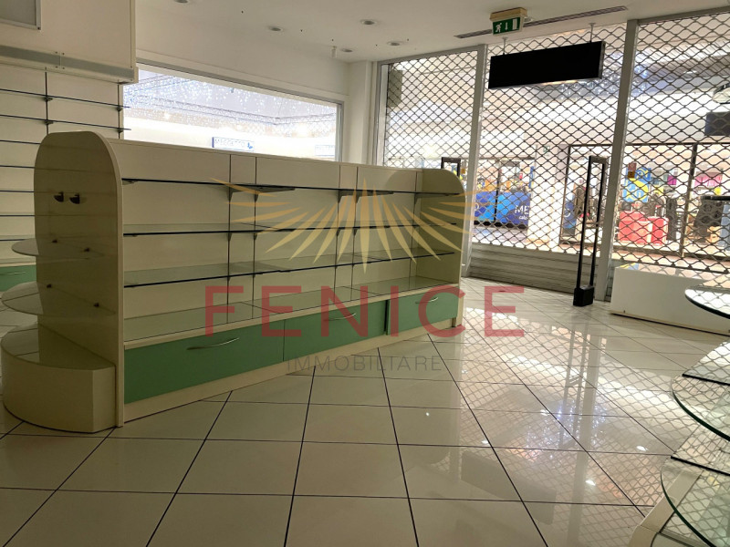 All’interno del Centro Commerciale di Paese (TV), proponiamo negozio di 202 mq situato in posizio...
