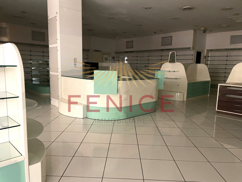 All’interno del Centro Commerciale di Paese (TV), proponiamo negozio di 202 mq situato in posizio...