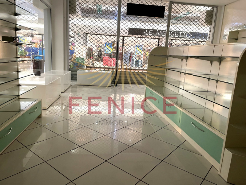 All’interno del Centro Commerciale di Paese (TV), proponiamo negozio di 202 mq situato in posizio...