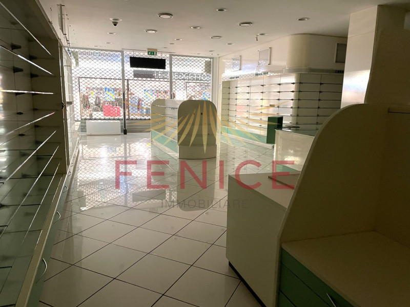 All’interno del Centro Commerciale di Paese (TV), proponiamo negozio di 202 mq situato in posizio...
