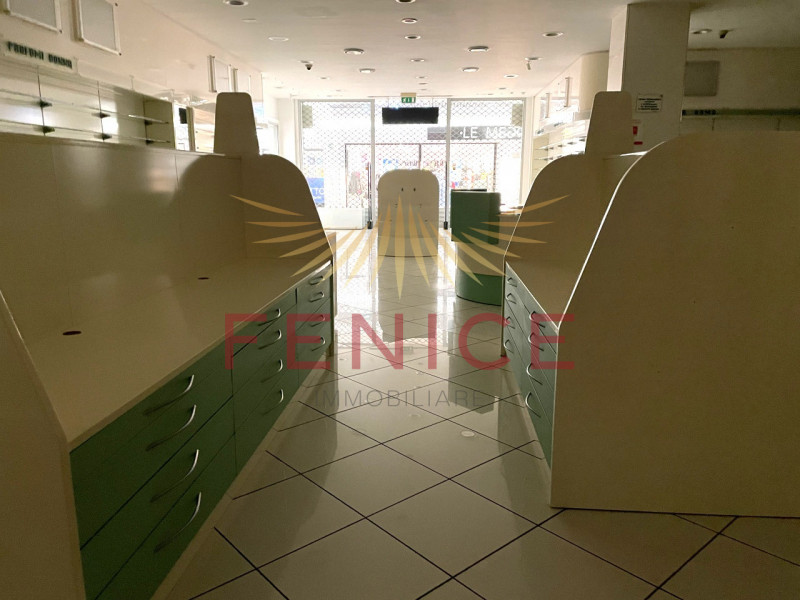 All’interno del Centro Commerciale di Paese (TV), proponiamo negozio di 202 mq situato in posizio...