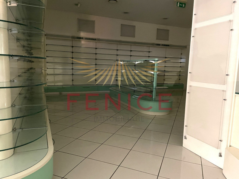 All’interno del Centro Commerciale di Paese (TV), proponiamo negozio di 202 mq situato in posizio...