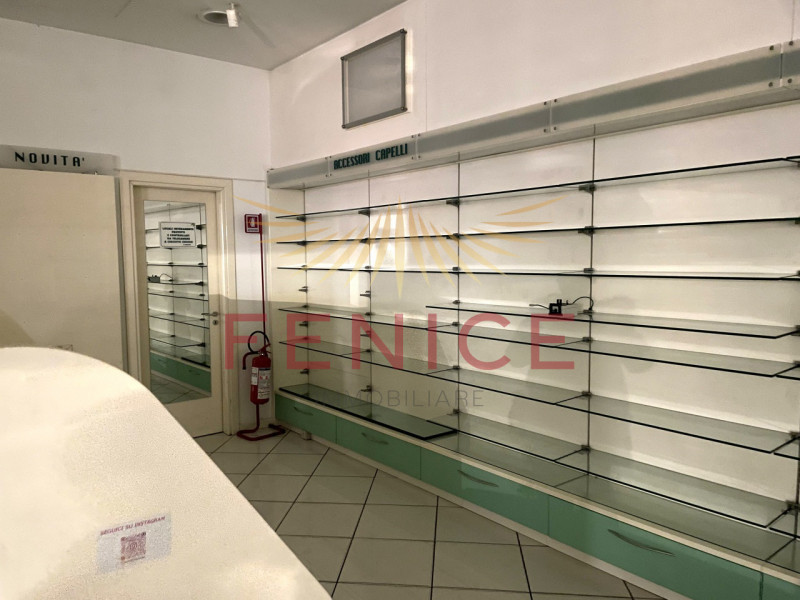 All’interno del Centro Commerciale di Paese (TV), proponiamo negozio di 202 mq situato in posizio...