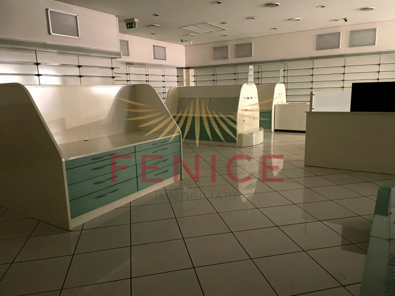 All’interno del Centro Commerciale di Paese (TV), proponiamo negozio di 202 mq situato in posizio...