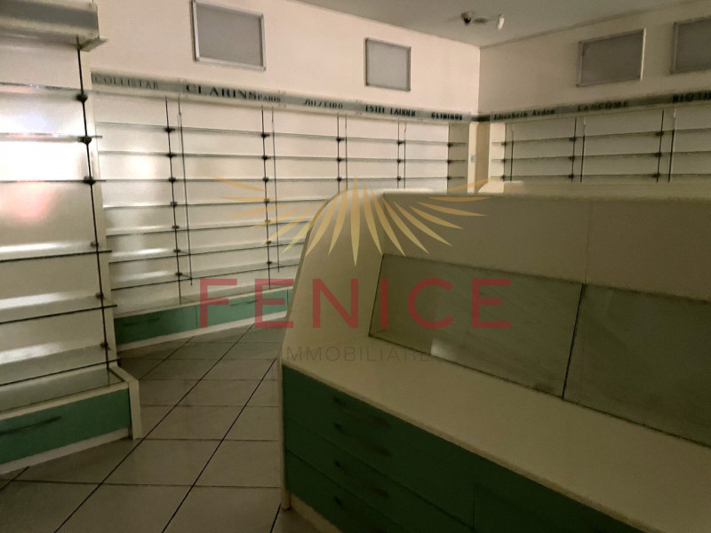 All’interno del Centro Commerciale di Paese (TV), proponiamo negozio di 202 mq situato in posizio...