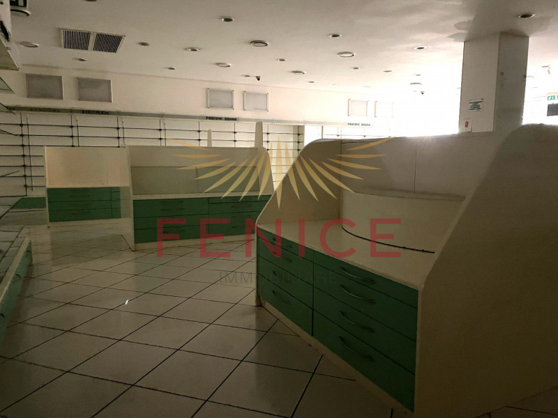 All’interno del Centro Commerciale di Paese (TV), proponiamo negozio di 202 mq situato in posizio...