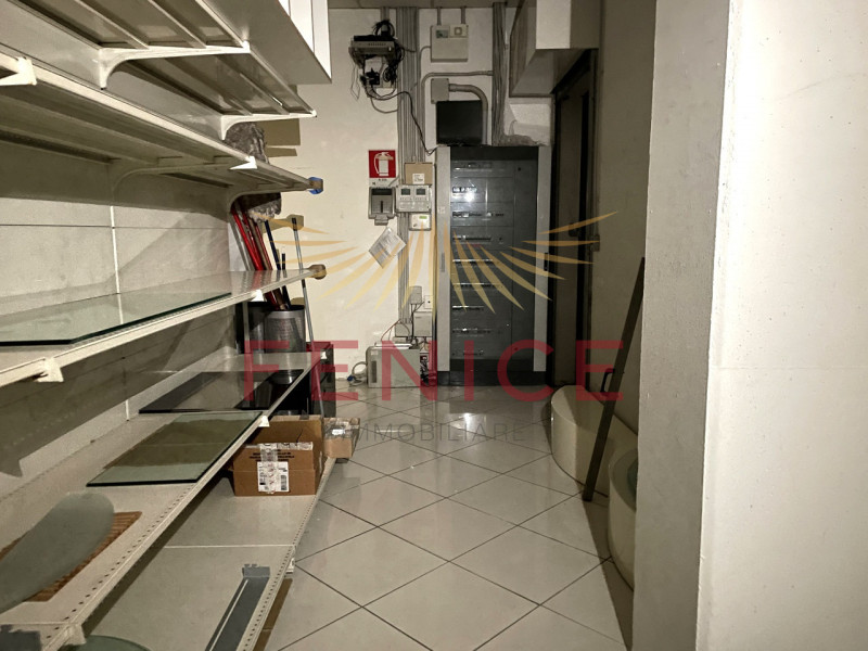 All’interno del Centro Commerciale di Paese (TV), proponiamo negozio di 202 mq situato in posizio...