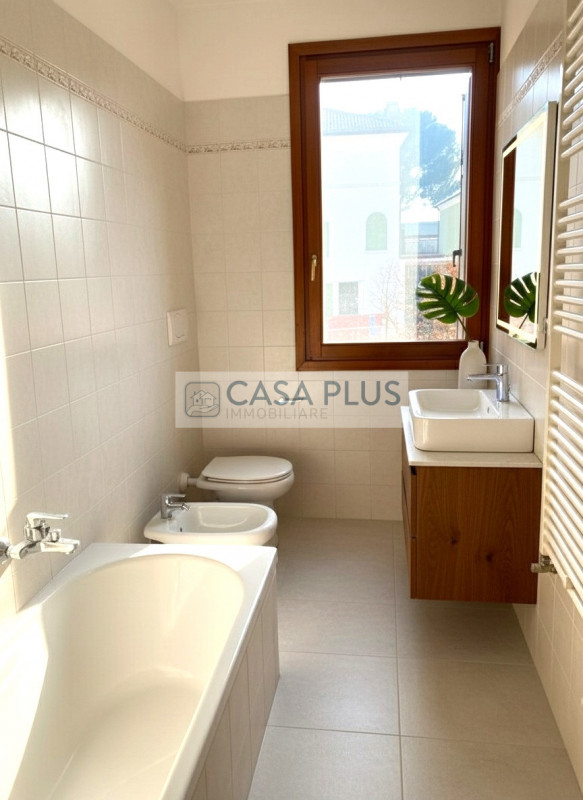 Rossano Veneto, inserito nel complesso residenziale La Filanda, in un contesto di recente costruz...