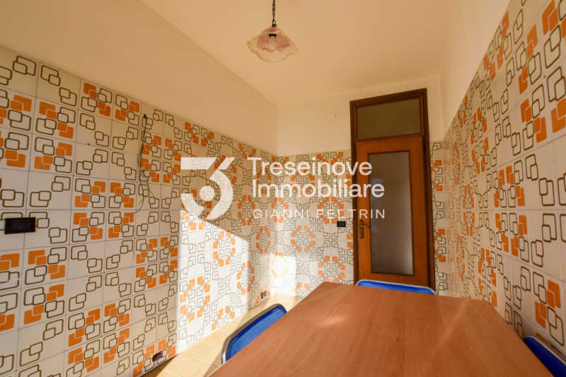 (Per INFO Feltrin ing. Gianni 3288349492) Proponiamo in vendita appartamento trilocale al secondo...