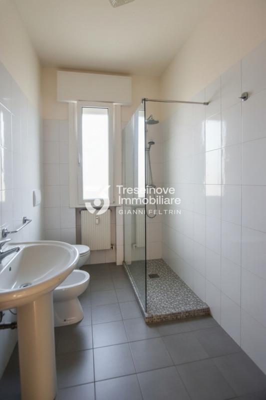 (Per INFO Feltrin ing. Gianni 3288349492) Proponiamo in vendita appartamento trilocale al secondo...