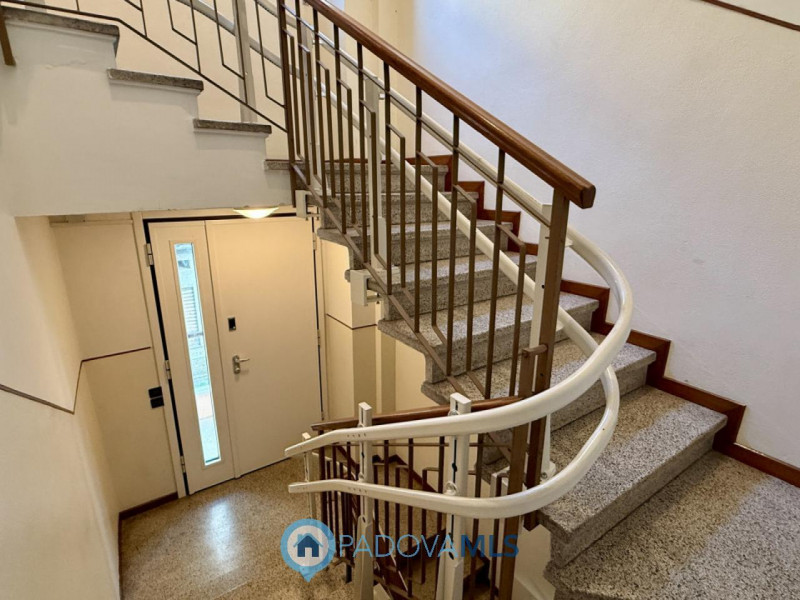 Immobile in esclusiva al Gruppo Padova MLS
Porzione di BIFAMILARE IN ORIZZONTALE con ingresso e g...