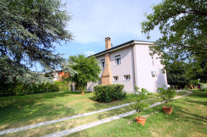 PADOVA - BRUSEGANA

Scopri questa splendida casa CON AMPIO GIARDINO, situata in una tranquilla zo...