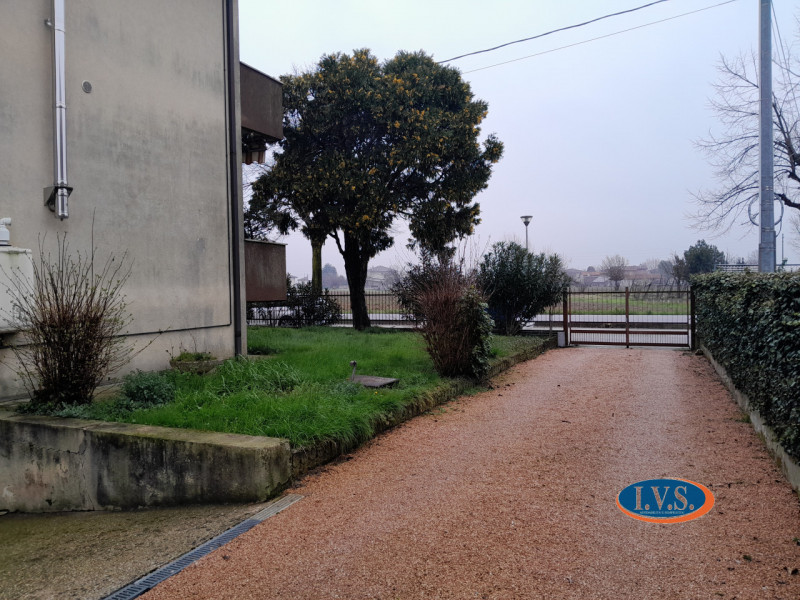 MONTEGALDELLA (VI): In quartiere residenziale proponiamo appartamento TRICAMERE in quadrifamiliar...