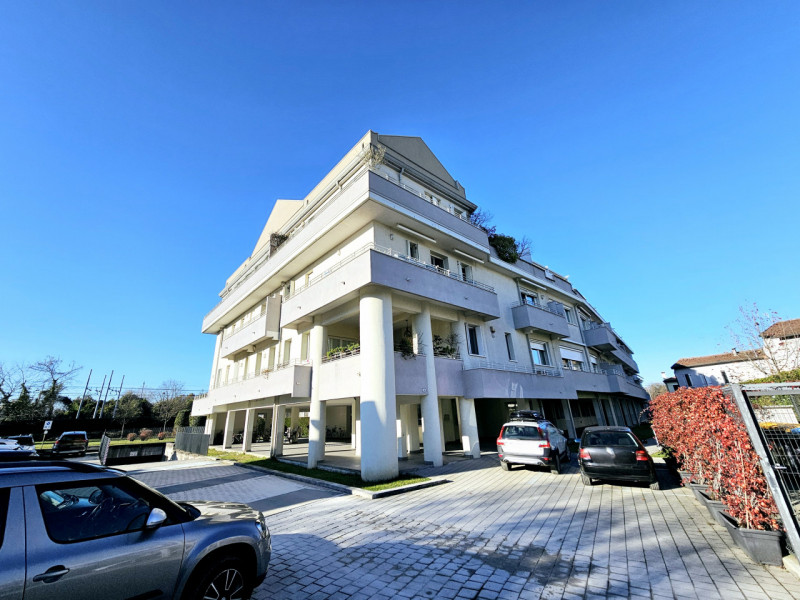 Proponiamo in vendita a Padova, moderno appartamento in via Giuseppe Cesare Abba, ubicato in un c...