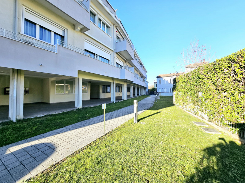 Proponiamo in vendita a Padova, moderno appartamento in via Giuseppe Cesare Abba, ubicato in un c...