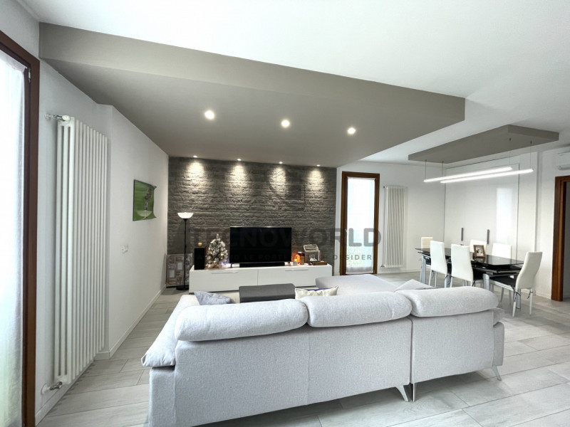 Ti presentiamo un affascinante appartamento trilocale situato al terzo piano servito da ascensore...