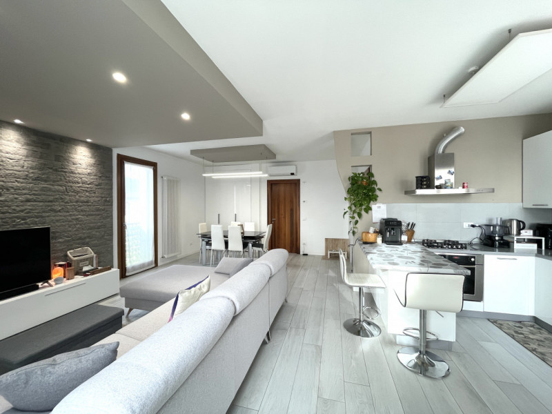 Ti presentiamo un affascinante appartamento trilocale situato al terzo piano servito da ascensore...