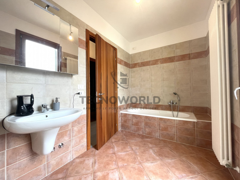 Ti presentiamo un affascinante appartamento trilocale situato al terzo piano servito da ascensore...