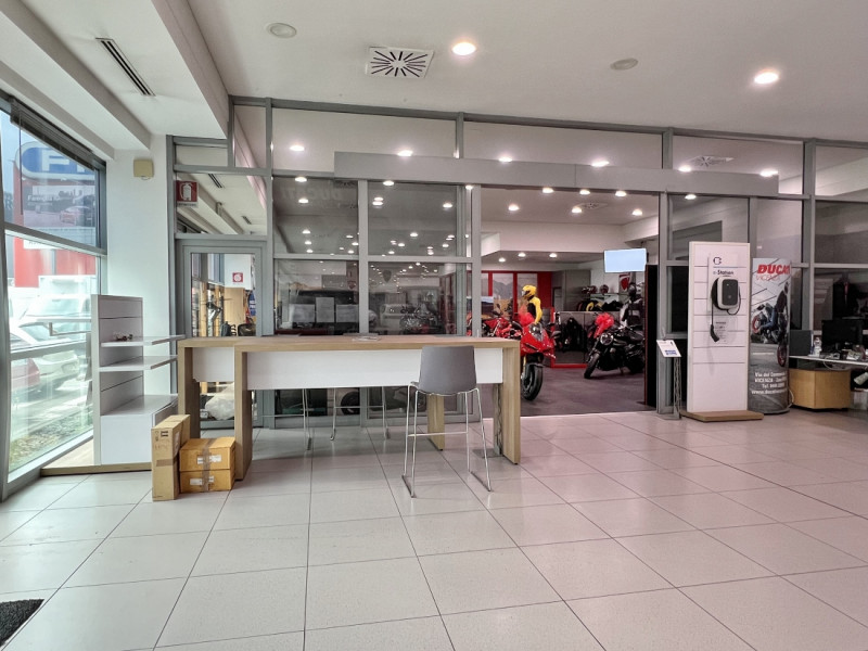 IN LOCAZIONE A VICENZA OVEST, ZONA FIERA - COMPLESSO COMMERCIALE - DIREZIONALE - ARTIGIANALE - RI...
