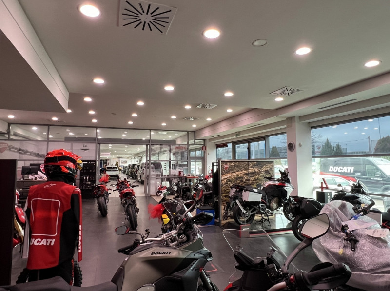 IN LOCAZIONE A VICENZA OVEST, ZONA FIERA - COMPLESSO COMMERCIALE - DIREZIONALE - ARTIGIANALE - RI...