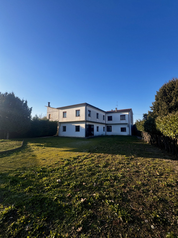 COMPOSIZIONE:
Proponiamo in vendita fabbricato attualmente destinato a laboratorio con uffici e m...