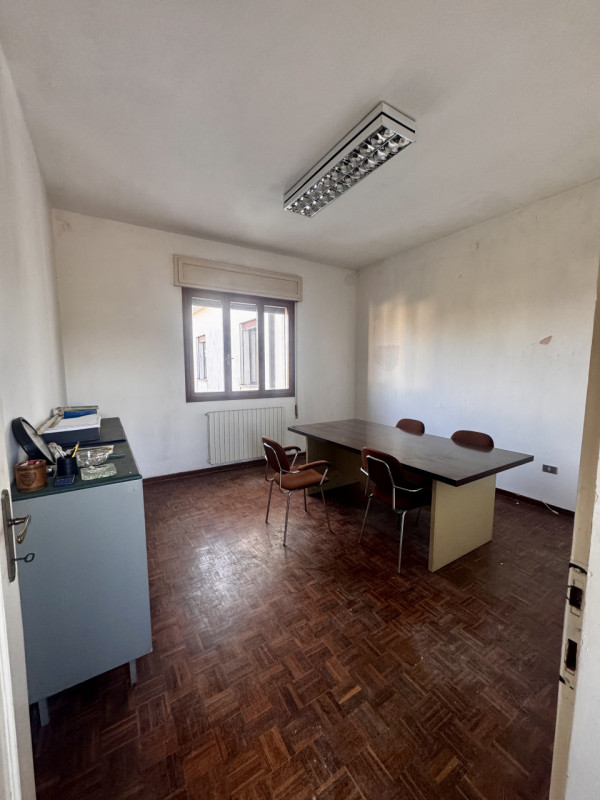 COMPOSIZIONE:
Proponiamo in vendita fabbricato attualmente destinato a laboratorio con uffici e m...