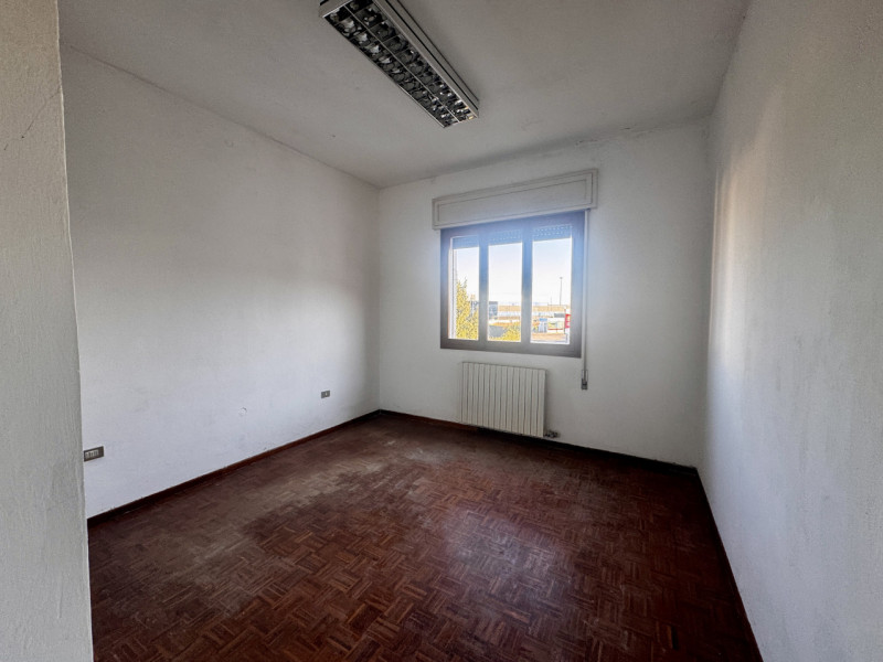 COMPOSIZIONE:
Proponiamo in vendita fabbricato attualmente destinato a laboratorio con uffici e m...