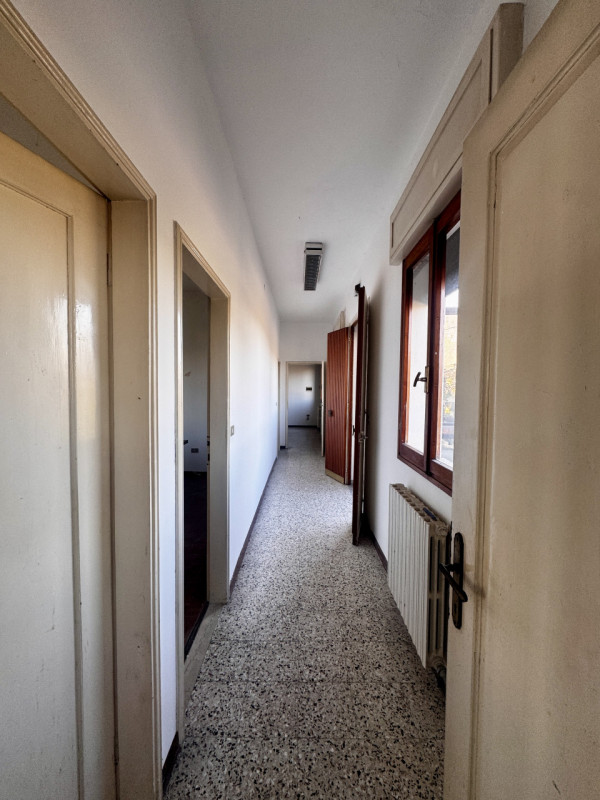 COMPOSIZIONE:
Proponiamo in vendita fabbricato attualmente destinato a laboratorio con uffici e m...