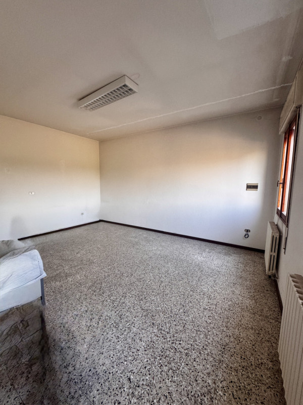 COMPOSIZIONE:
Proponiamo in vendita fabbricato attualmente destinato a laboratorio con uffici e m...