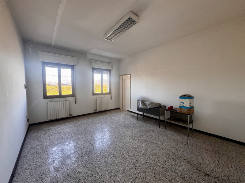 COMPOSIZIONE:
Proponiamo in vendita fabbricato attualmente destinato a laboratorio con uffici e m...