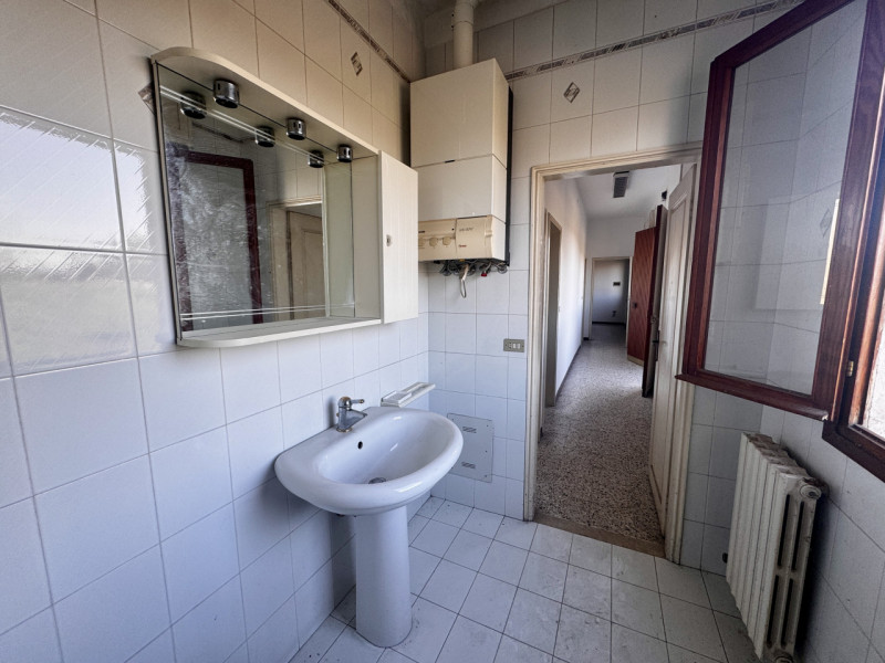 COMPOSIZIONE:
Proponiamo in vendita fabbricato attualmente destinato a laboratorio con uffici e m...