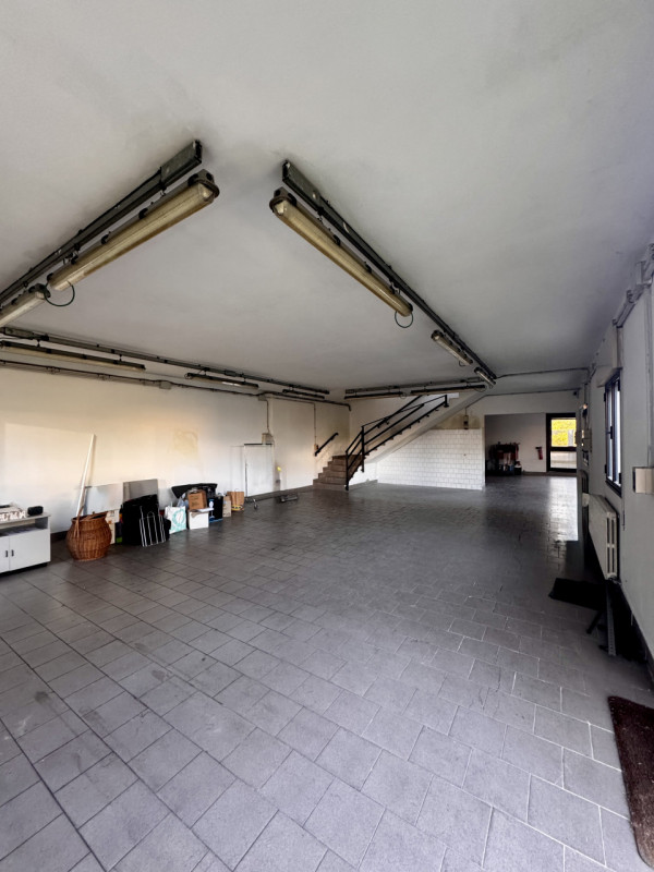 COMPOSIZIONE:
Proponiamo in vendita fabbricato attualmente destinato a laboratorio con uffici e m...