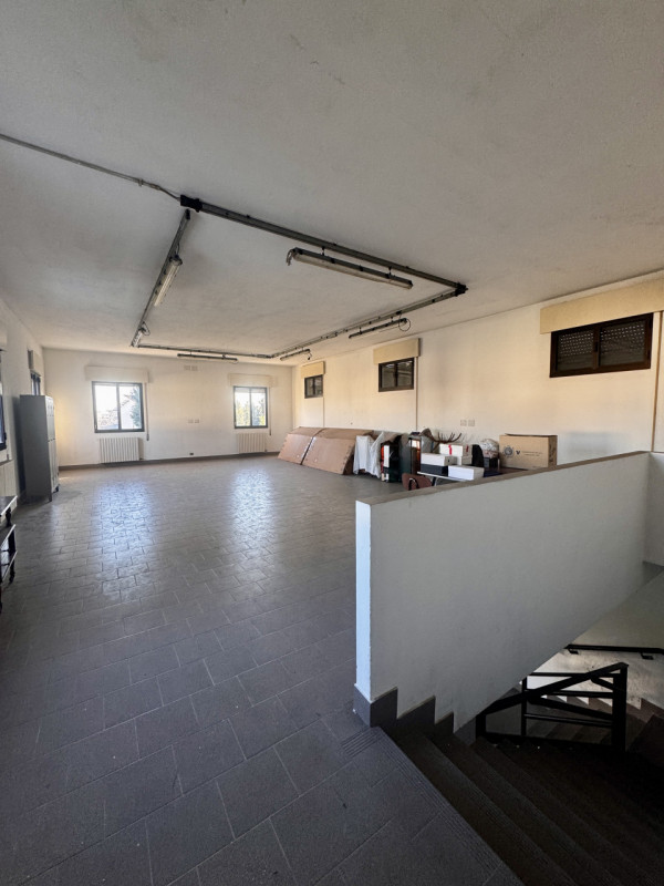 COMPOSIZIONE:
Proponiamo in vendita fabbricato attualmente destinato a laboratorio con uffici e m...