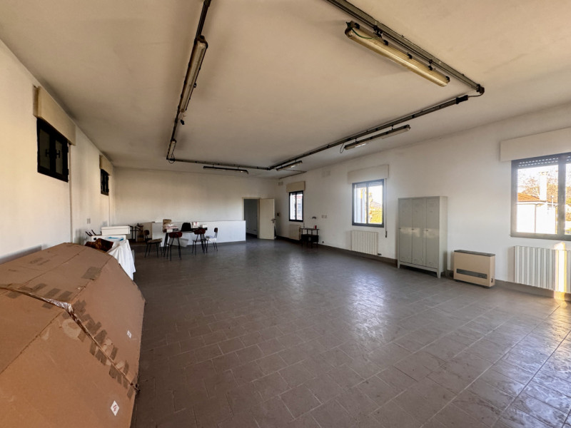 COMPOSIZIONE:
Proponiamo in vendita fabbricato attualmente destinato a laboratorio con uffici e m...