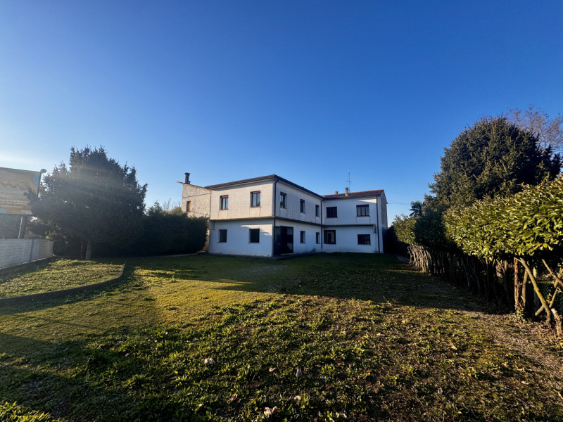 COMPOSIZIONE:
Proponiamo in vendita fabbricato attualmente destinato a laboratorio con uffici e m...