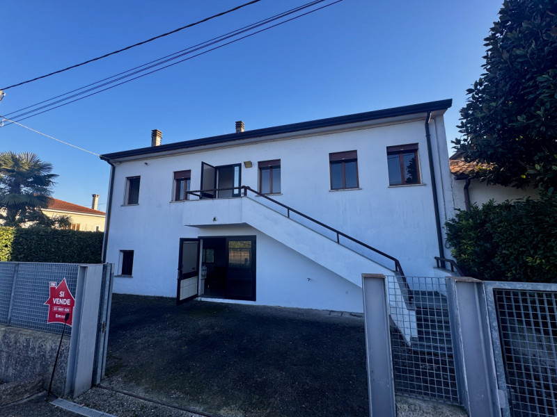 COMPOSIZIONE:
Proponiamo in vendita fabbricato attualmente destinato a laboratorio con uffici e m...