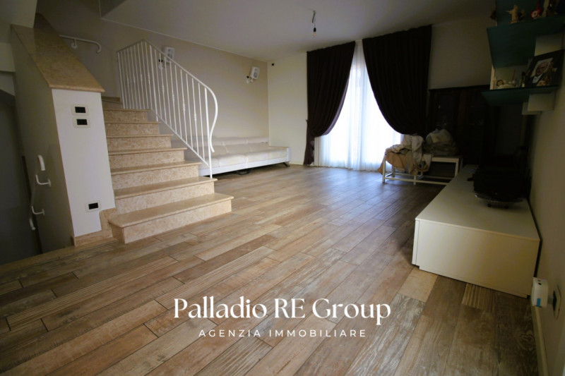 Scopri questa splendida villa bifamiliare situata nella ricercata zona di Valmarana, ad Altavilla...