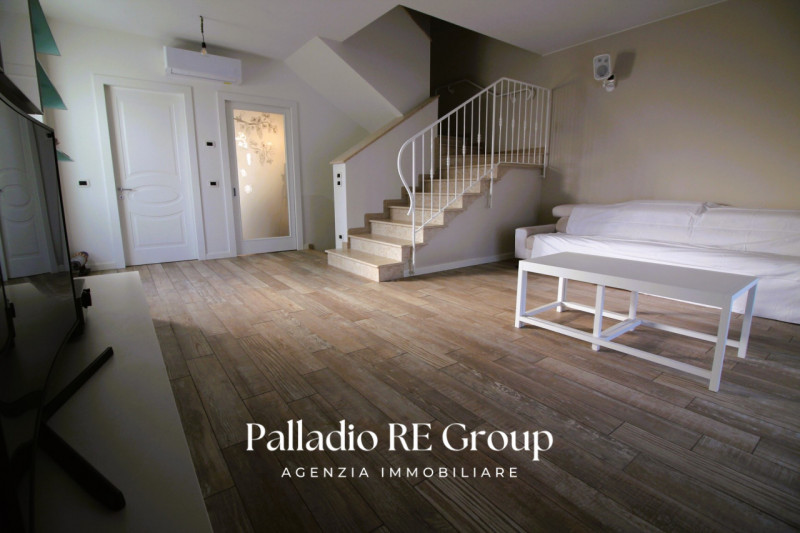 Scopri questa splendida villa bifamiliare situata nella ricercata zona di Valmarana, ad Altavilla...