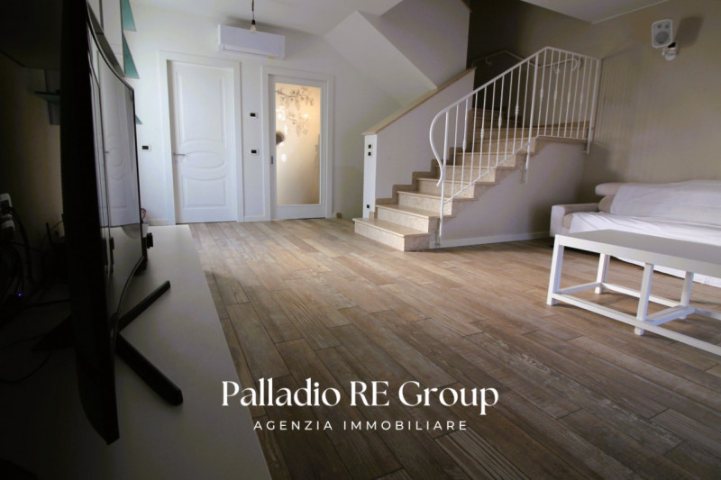 Scopri questa splendida villa bifamiliare situata nella ricercata zona di Valmarana, ad Altavilla...