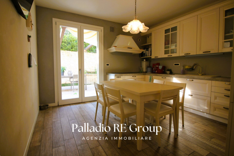 Scopri questa splendida villa bifamiliare situata nella ricercata zona di Valmarana, ad Altavilla...