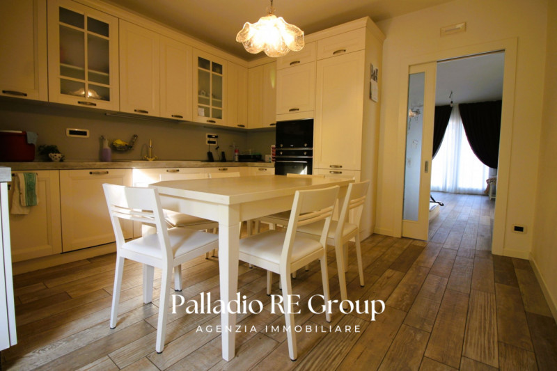 Scopri questa splendida villa bifamiliare situata nella ricercata zona di Valmarana, ad Altavilla...