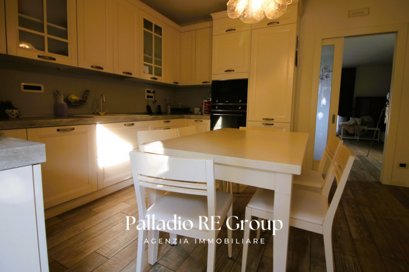 Scopri questa splendida villa bifamiliare situata nella ricercata zona di Valmarana, ad Altavilla...