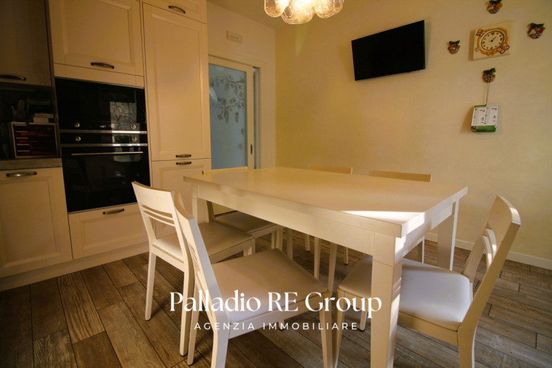 Scopri questa splendida villa bifamiliare situata nella ricercata zona di Valmarana, ad Altavilla...