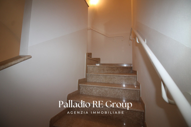 Scopri questa splendida villa bifamiliare situata nella ricercata zona di Valmarana, ad Altavilla...