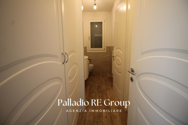 Scopri questa splendida villa bifamiliare situata nella ricercata zona di Valmarana, ad Altavilla...