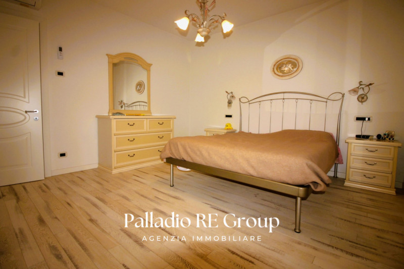 Scopri questa splendida villa bifamiliare situata nella ricercata zona di Valmarana, ad Altavilla...