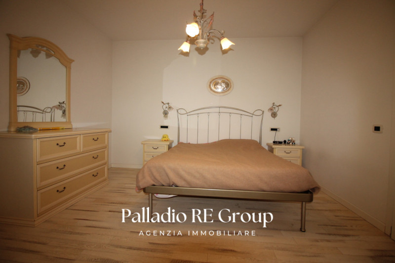 Scopri questa splendida villa bifamiliare situata nella ricercata zona di Valmarana, ad Altavilla...