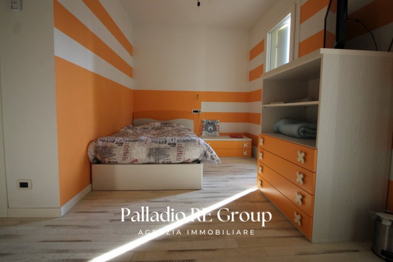 Scopri questa splendida villa bifamiliare situata nella ricercata zona di Valmarana, ad Altavilla...