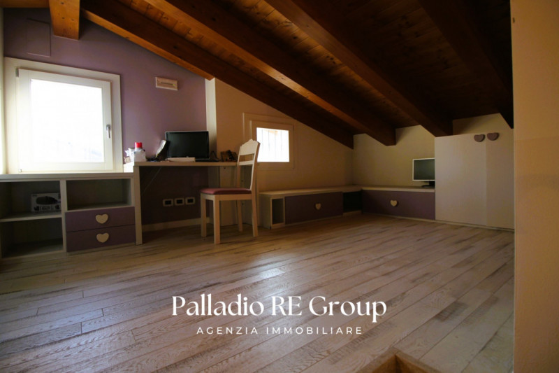 Scopri questa splendida villa bifamiliare situata nella ricercata zona di Valmarana, ad Altavilla...