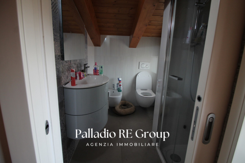 Scopri questa splendida villa bifamiliare situata nella ricercata zona di Valmarana, ad Altavilla...